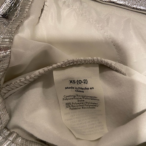 NWT No Boundaries Size XS Silver Metallic Relaxed Fit Wide Leg Cargo Pants - Picture 10 of 11